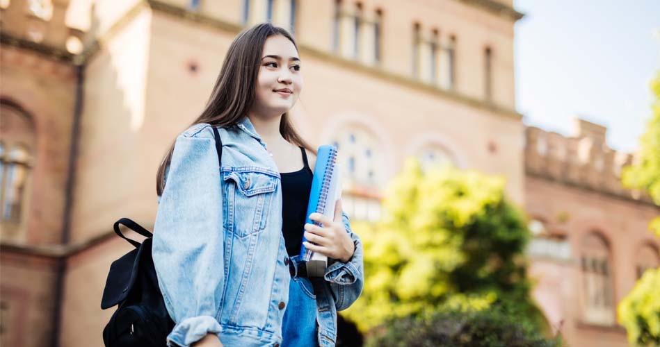 Girl going to learn Digital Marketing