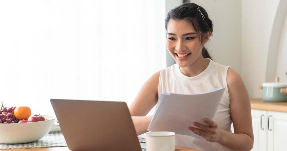 Girl is searching on her social media site for top hardware courses.