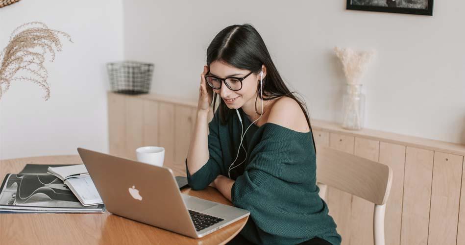 Girl studing online about Primefaces course