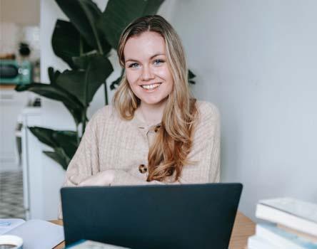 Girl learning what SEO course is