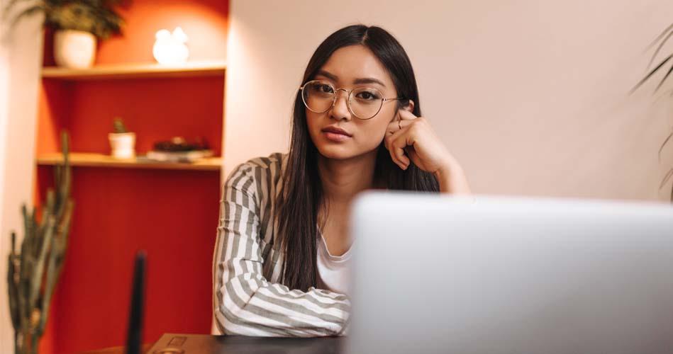 Girl works on sharepoint from home