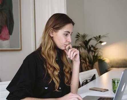 Girl thinking about where to do Tally course